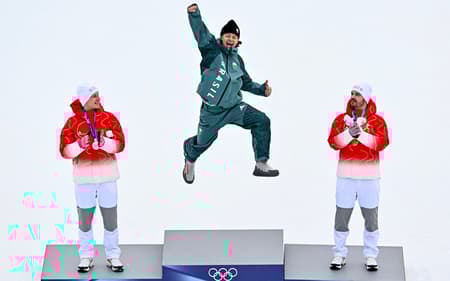 Da esquerda para a direita, Marco Odermatt (prata), Lucas Pinheiro Braathen (ouro) e Loic Meillard (bronze) celebram no pódio do slalom gigante masculino em 2026. (Foto: Fabrice Coffrini/AFP)