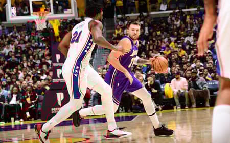 Luka Doncic em jogo entre Los Angeles Lakers e Philadelphia 76ers na NBA (Foto: Adam Pantozzi/NBAE via Getty Images/AFP)