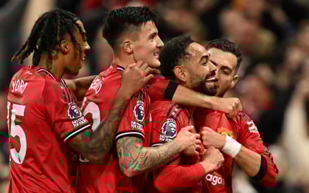Jogadores do Manchester United comemoram gol de Matheus Cunha sobre o Brighton na Premier League (Foto: Oli SCARFF / AFP)