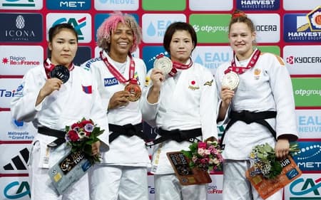 Rafaela Silva com a medalha de ouro no pódio do Grand Slam de Paris