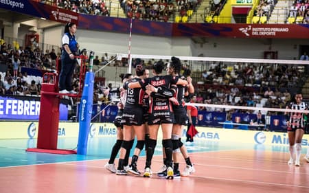 Sesi Bauru está na final do Sul-Americano de vôlei (Foto: Betto Dolorier/FPV)