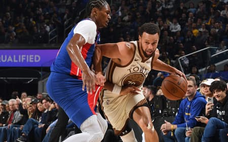 Stephen Curry em ação pelo Golden State Warriors contra Detroit Pistons na NBA (Foto: Noah Graham/NBAE via Getty Images/AFP)