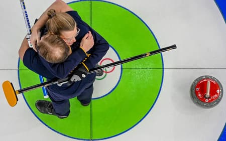 Os irmãos Isabella e Rasmus Wranå comemoram a vitória no curling de duplas mistas