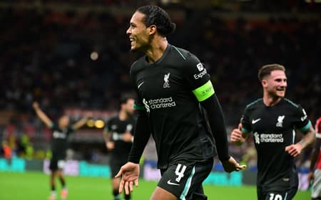 Van Dijk, do Liverpool, celebra gol sobre o Milan na Champions (Foto: PIERO CRUCIATTI / AFP)