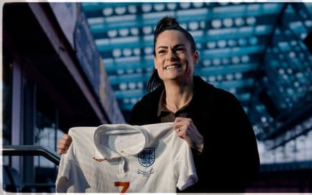 Claire Rafferty, ex-zagueira do Chelsea e da seleção inglesa. (Foto: Divulgação)