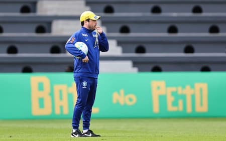 Arthur Elias durante treino da Seleção Brasileira nesta terça-feira Créditos: Lívia Villas Boas/Staff Images/CBF