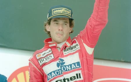 AUTOMOBILISMO - AYRTON SENNA - ESPORTES - ACERVO - Ayrton Senna(C), piloto da equipe Mclaren/Ford (bi-campeão da prova), levanta o troféu no pódio após durante a ceromônia de premiação do GP Brasil de Fórmula 1 de 1993 - Autódromo José Carlos Pace(Interlagos) - São Paulo - SP - Brasil - 28/03/1993 - Foto: Acervo/Gazeta Press