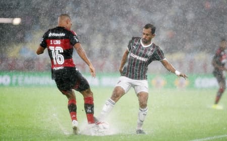 Samuel Lino e Lima dividem bola na chuva em Fluminense x Flamengo (Foto: Alexandre Durão/Zimel Press/Gazeta Press)