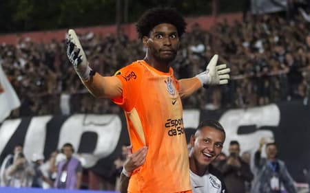 Hugo Souza foi herói da vitória do Corinthians (Foto: Theo Daolio/Mochila Press/Gazeta Press)