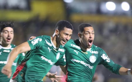 Murilo comemora gol do Palmeiras ao lado de Vitor Roque, pela final do Paulistão. (Foto: JOTA ARNALDO/RP FOTOPRESS)