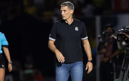 Vojvoda durante a partida do Santos contra o Mirassol, no Maião. (Foto: Douglas Ribeiro/Agência F8/Gazeta Press)