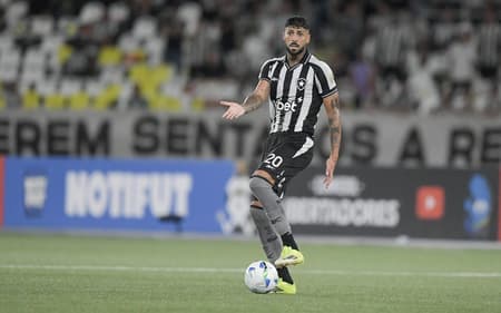 Alexander Barboza negocia renovação com o Botafogo (Foto: Thiago Ribeiro/AGIF/Gazeta Press)