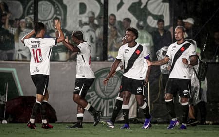 Jogadores do Vasco comemoram gol contra o Palmeiras (Foto: Thiego Mattos/Pera Photo Press)