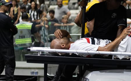 Lucas Moura, do São Paulo, deixa o gramado da Arena MRV de maca
