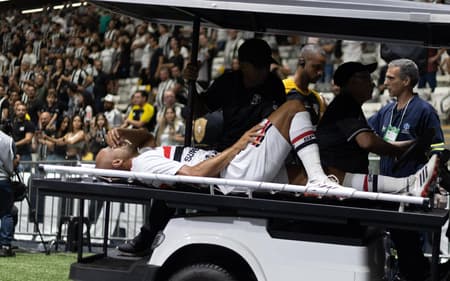 Lucas Moura, do São Paulo, deixa o gramado da Arena MRV de maca