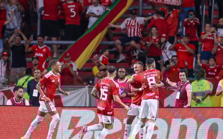 Jogadores comemoram gol de Alan Patrick em Internacional e Chapecoense (Foto: WILLIAN ABI/Pera Photo Press)
