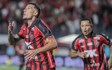 Baralha comemora gol em Vitória x Mirassol (Foto: Márcio José/ Agif/Gazeta Press)