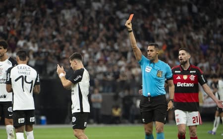 Lances polêmicos e expulsão com revisão do var, veja tudo que aconteceu entre Corinthians e Flamengo (Foto: Anderson Romão/Agif/Gazeta Press)