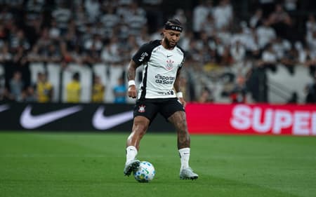 Memphis Depay se machucou durante Corinthians x Flamengo (Foto: Ronaldo Barreto/Thenews2/Gazeta Press)