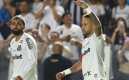 Gabriel e Neymar Jr. durante partida entre o Santos e Internacional. (Foto: Mauricio De Souza/Agif/Gazeta Press)