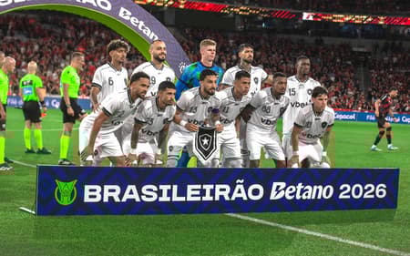 Botafogo perfilado antes do duelo com o Athletico (Foto: Neto CajaÃ­ba/Pera Photo Press)