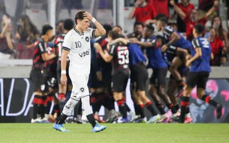 Montoro lamentando gol sofrido pelo Botafogo (Foto: Luiz Delgado/Agência F8/Gazeta Press)