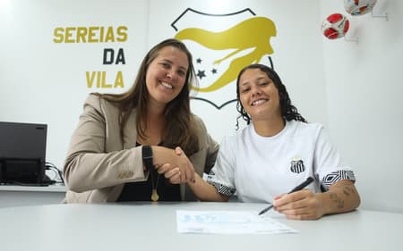 Evelin Bonifácio ao lado de Thaís Picarte durante renovação com o Santos. (Foto: Reinaldo Campos/Santos FC)