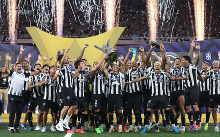 Ex-Botafogo campeão do Brasileiro e Libertadores, dispara contra Textor: 'Mentiroso'