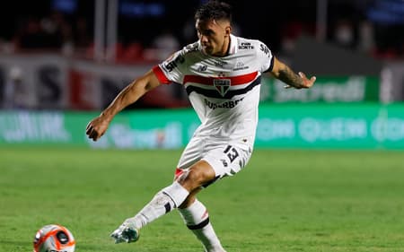 Enzo Díaz tem agradado na lateral esquerda do São Paulo desde sua chegada