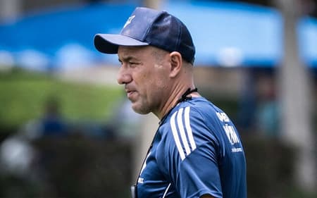 Técnico Leonardo Jardim, do Cruzeiro, em treino na Toca da Raposa (Foto: Gustavo Aleixo/Cruzeiro)
