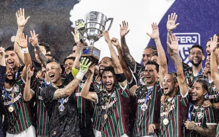 Martinelli com o trófeu da Taça Guanabara (Foto: Leonardo Brasil/Fluminense)