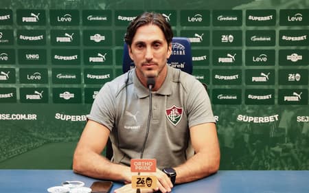 Zubeldía em entrevista coletiva (Foto: Marcelo Gonçalves/ Fluminense FC)