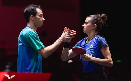 A dupla Hugo Calderano e Bruna Takahashi no WTT Singapura Smash 2026 (Foto: World Table Tennis)