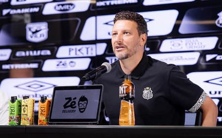 Elano assinou contrato de um ano com o Santos para ser gerente da base. (Foto: Raul Baretta/ Santos FC)