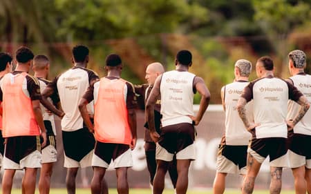 Jogadores do Flamengo em treino no Ninho do Urubu (Foto: Adriano Fontes/