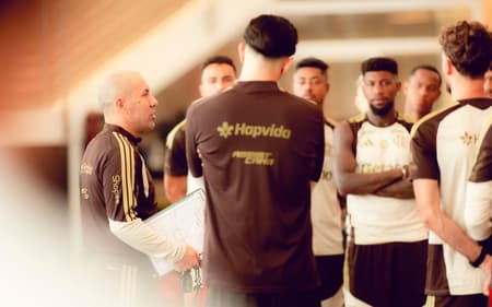Leonardo Jardim em treino do Flamengo no Ninho do Urubu (Foto: Adriano Fontes/Flamengo)
