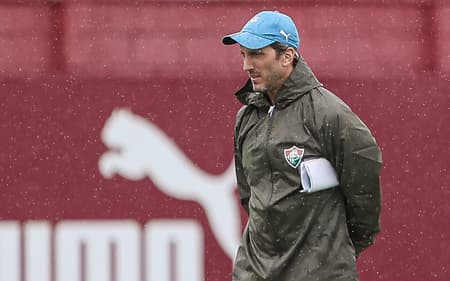Zubeldía em treino do Fluminense no CT Carlos Castilho (Foto: Lucas Merçon/ Fluminense FC)