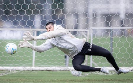 Gabriel Brazão durante treino do Santos no CT Rei Pelé. (Foto: Raul Baretta/ Santos FC)