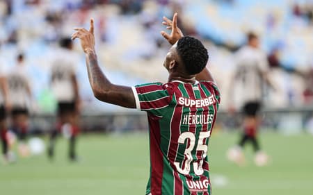 Hércules comemora gol em Fluminense x Athletico-PR (Foto: Lucas Merçon/Fluminense FC