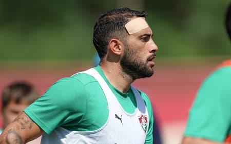Freytes com curativo na testa em treino do Fluminense (Foto: Marcelo Gonçalves / Fluminense FC)