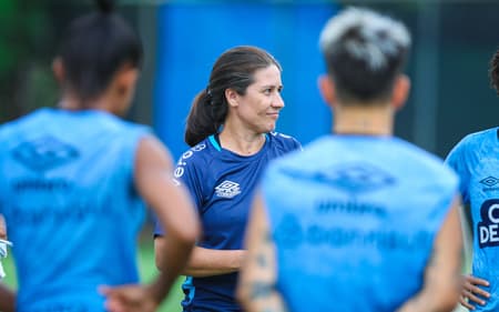 Jéssica de Lima comanda treino do Grêmio. (FOTO: CAROLINE MARTINS/GRÊMIO FBPA)