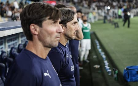 Zubeldía e comissão técnica em Vasco x Fluminense (Lucas Merçon/ Fluminense FC)