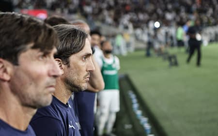 Zubeldía e comissão técnica em Vasco x Fluminense (Lucas Merçon/ Fluminense FC)