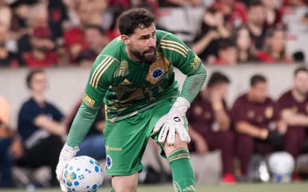 Athletico-PR e Cruzeiro, na Arena da Baixada (Fotos: Igor Barrankievicz e Du Caneppele/Cruzeiro)