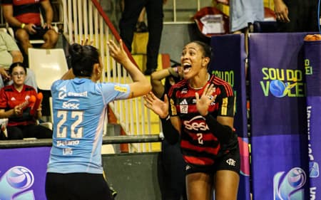 Laís comemora ponto com Simone Lee em jogo do Sesc RJ Flamengo contra o Mackenzie no returno da Superliga Feminina (Foto: Julliana Nascimento/ CRF