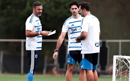 Artur Jorge e comissão (Foto: Gustavo Martins/ Cruzeiro)