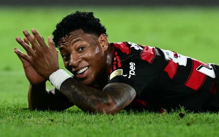 Plata foi expulso em Flamengo x Estudiantes (Foto: Pabloo Porciuncula / AFP)
