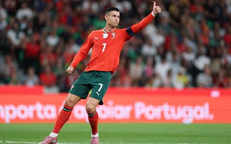 Cristiano Ronaldo em ação na partida entre Portugal e Irlanda (Foto: Patricia de Melo Moreira / AFP)
