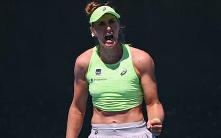 Bia Haddad celebra ponto na estreia no Australian Open (Foto: WILLIAM WEST / AFP)