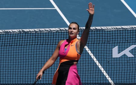 Aryna Sabalenka comemora vitória sobre a austríaca Anastasia Potapova no Aberto da Austrália, em Melbourne (Foto: David Gray/AFP)